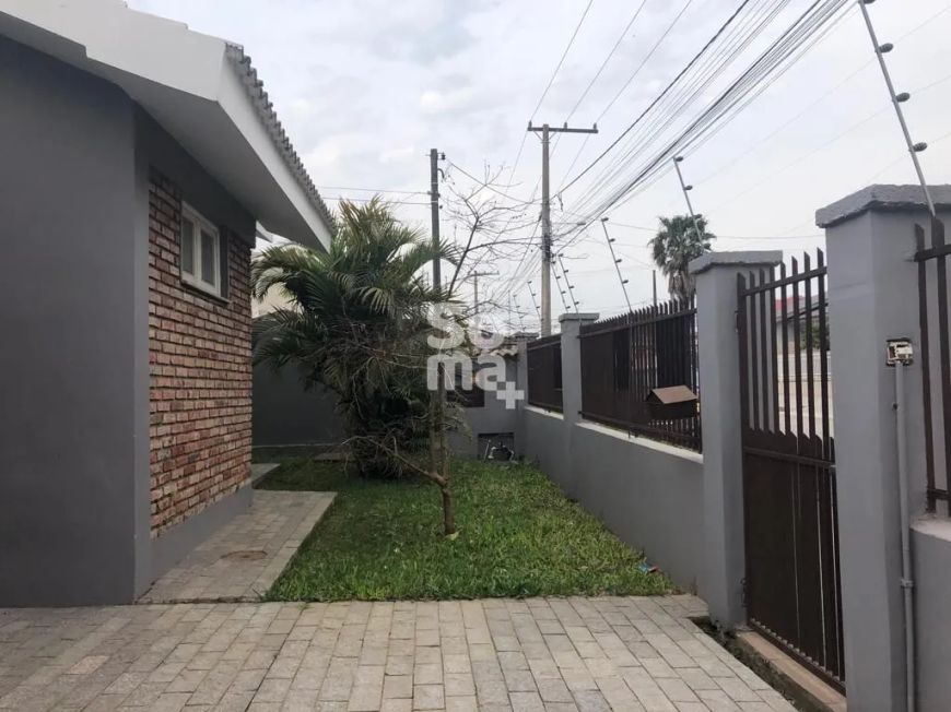 Linda casa com piscina no bairro Tomazetti