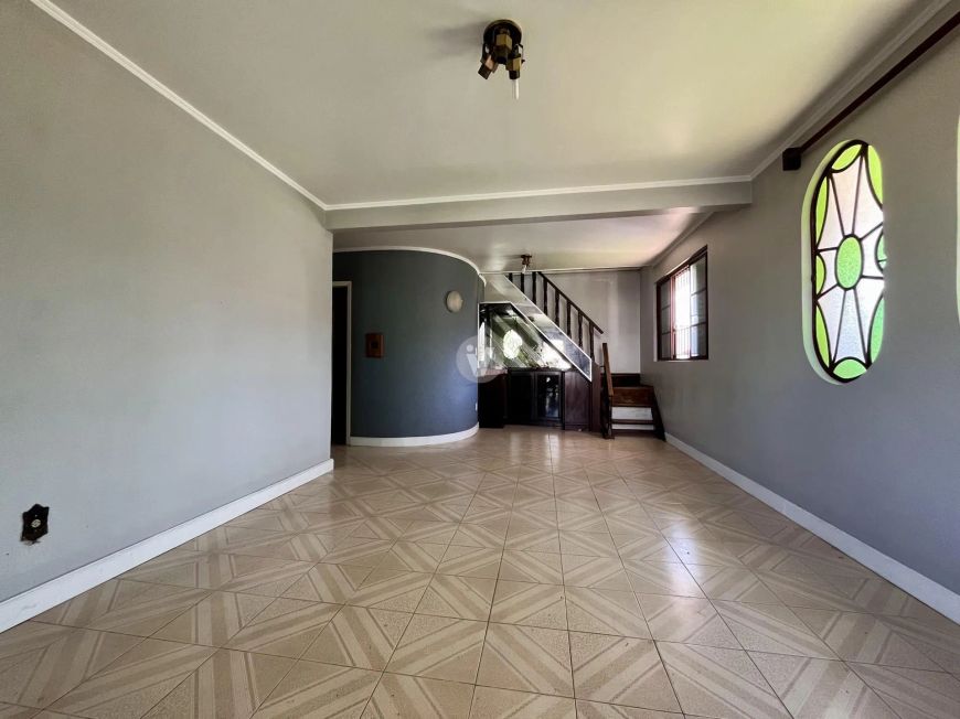 Casa com 4 dormitórios, pátio e excelente posição solar no bairro Noal
