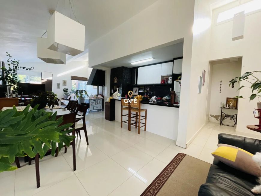 Casa 3 dormitórios (1 suíte), 264m² de área útil, localizada no bairro Perpetuo
