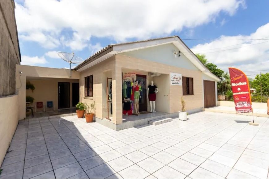 CASA AMPLA COM GRANDE ÁREA VERDE, CONFORTÁVEL E PERFEITA PARA SUA FAMÍLIA!