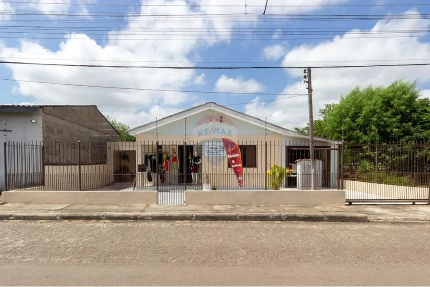 CASA AMPLA COM GRANDE ÁREA VERDE, CONFORTÁVEL E PERFEITA PARA SUA FAMÍLIA!