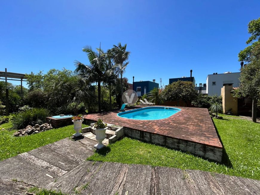 Lindíssima casa espaçosa, piscina, pátio amplo e vagas de garagem.
