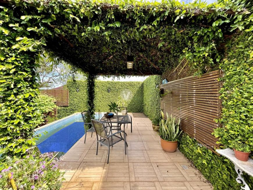 Casa ampla, praticamente térrea com 264m2 de área construída sobre 804m2 de terr