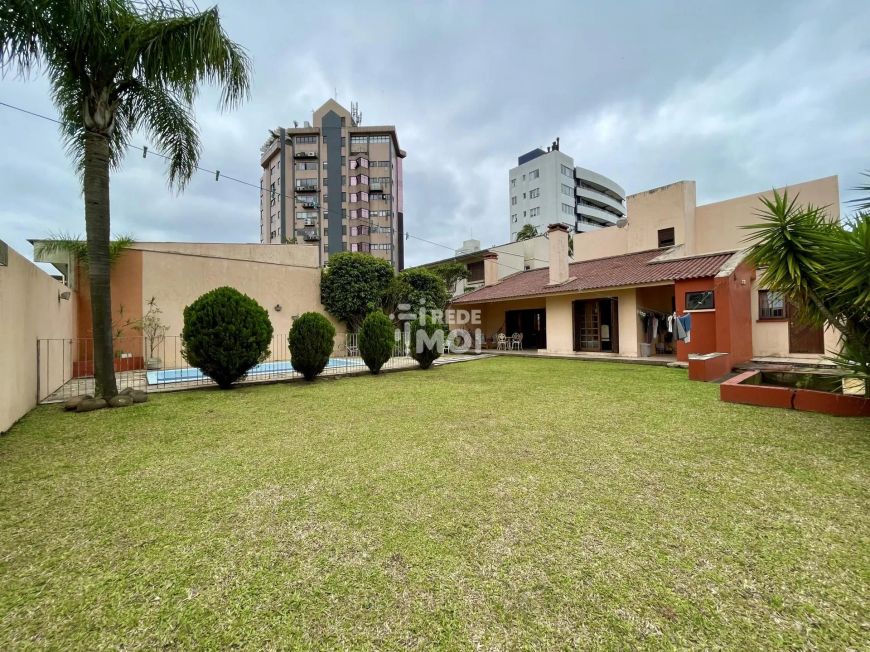Casa de 4 dormitórios, pátio com piscina no bairro Lourdes