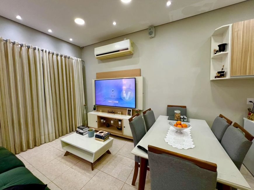 Casa comercial com 160 m2 de sala, podendo ser construído até três pavimentos.