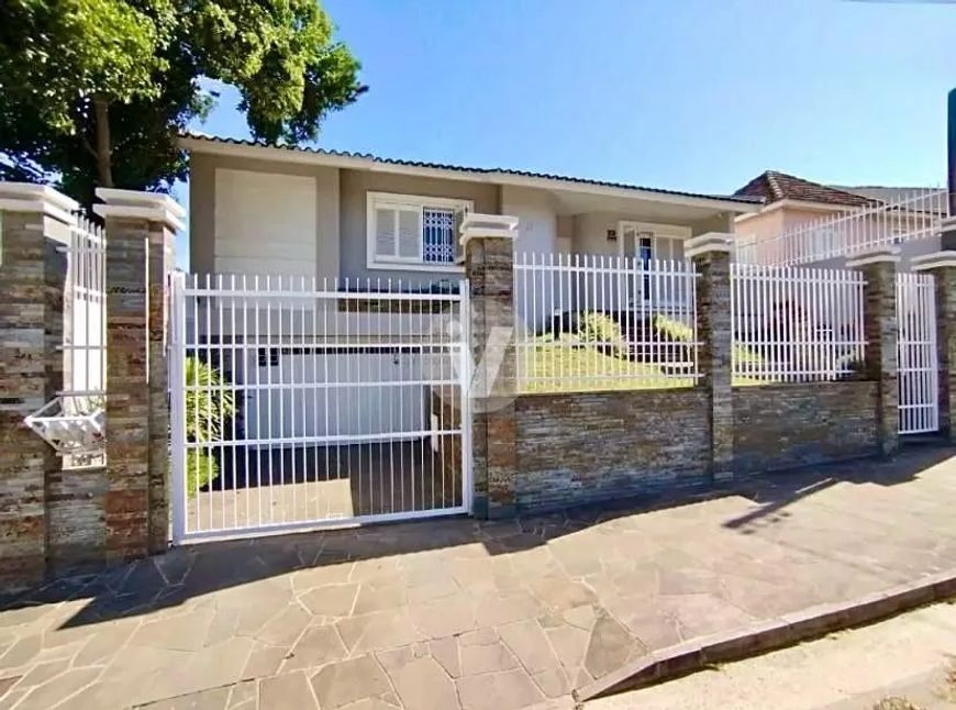 Casa ampla com 3 dormitórios, pátio e gourmet no Dores