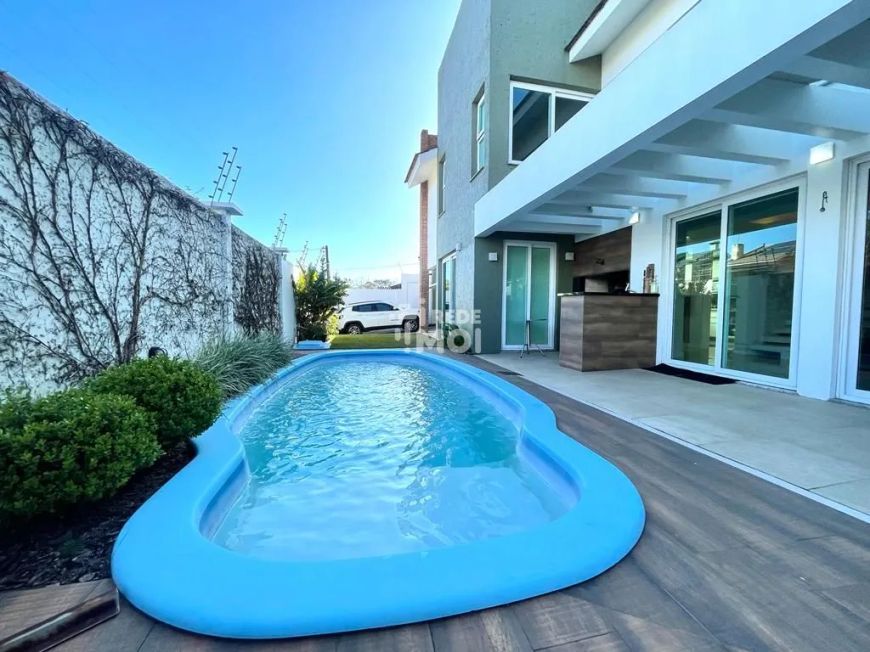 Casa de esquina, alto padrão com 3 suítes e piscina!