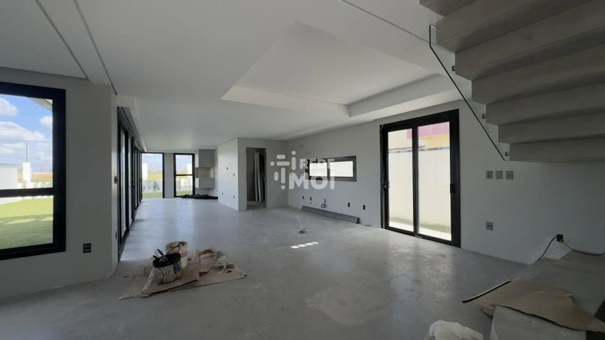 Excelente casa localizada em condomínio de alto padrão! Com 4 suítes