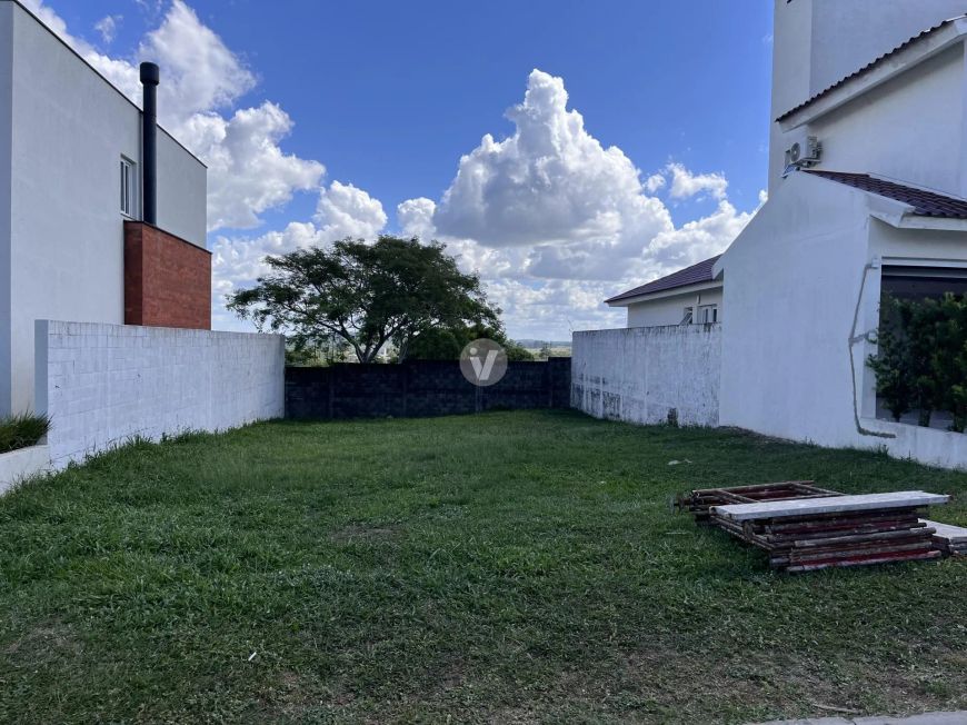 Terreno de 300 m² no Condomínio Real Park Tomazetti