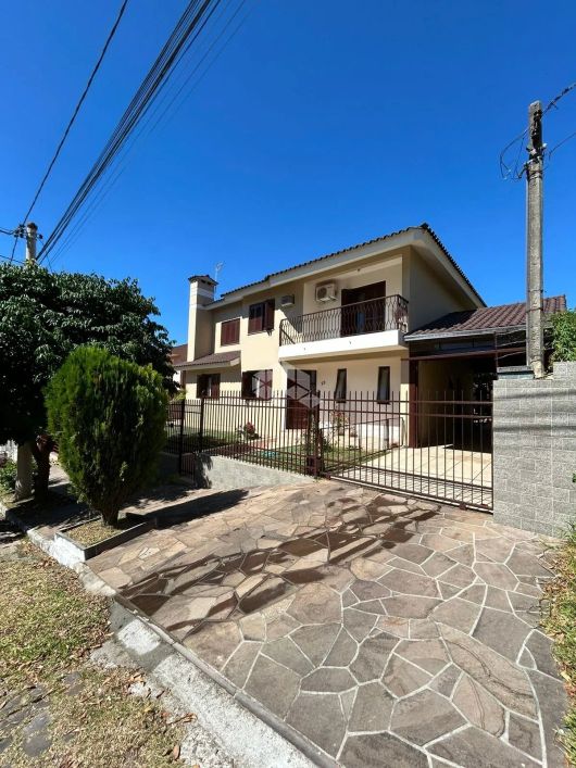 Casa 4 dormitórios, 2 pavimentos, à venda no Bairro Nossa Senhora Medianeira, Santa Maria-RS.