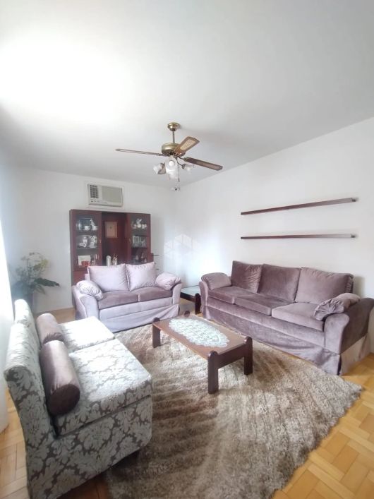 CASA COM 5 QUARTOS E 281m² EM ÁREA DE 526m² POR R$ 1.090.000 SEMI-MOBILIADO NO BAIRRO DORES