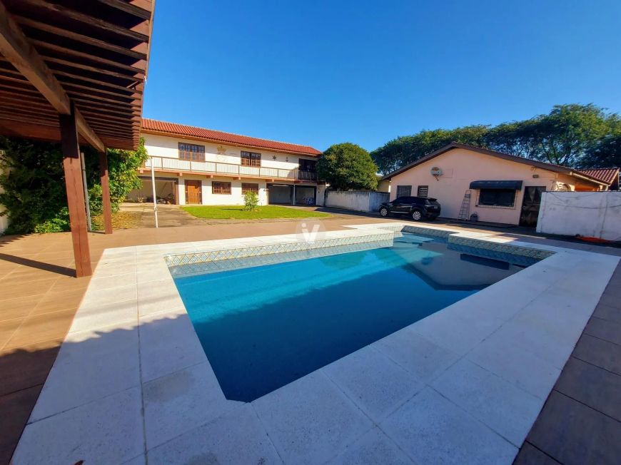 Linda casa com piscina