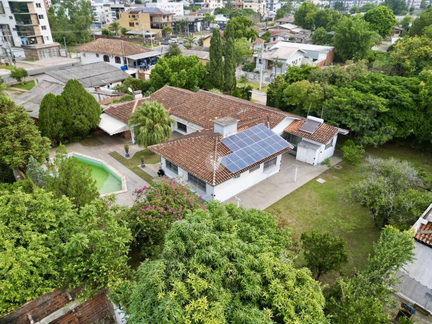 Casa toda térrea edificada sobre 3 lotes lado a lado com 4 dormitórios em Camobi
