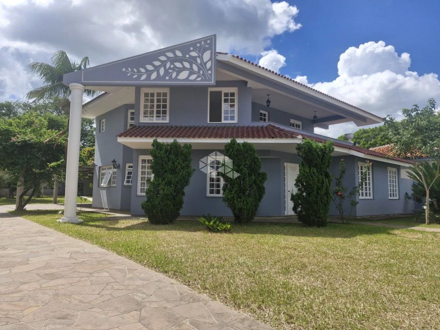 Casa com 03 dormitórios à venda no bairro Camobi em Santa Maria