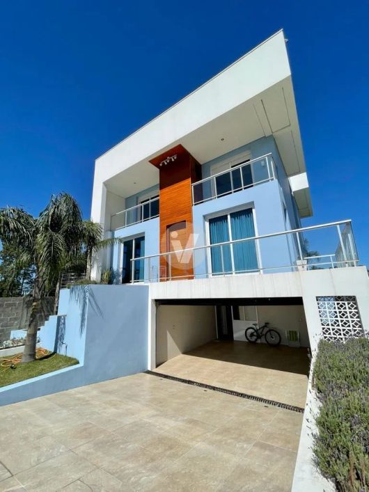 Casa com 280m² localizada no condomínio Real Park no bairro Tomazetti na cidade
