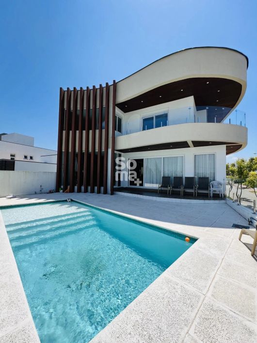 Casa alto padrão, com 4 suítes, elevador, piscina e muito mais…