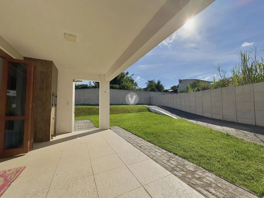 Casa com amplo pátio e 3 dormitórios no bairro N. Sra das Dores