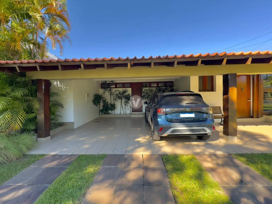 Casa térrea edificada sobre 1400m² de terreno, com uma área construída de 298m²