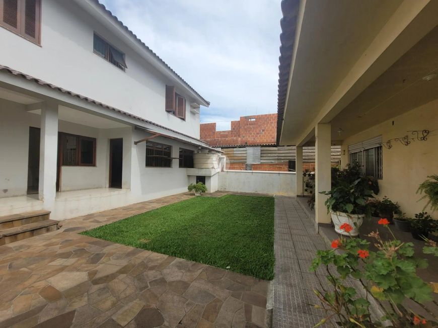 Casa 5 dormitórios em frente aos quartéis!