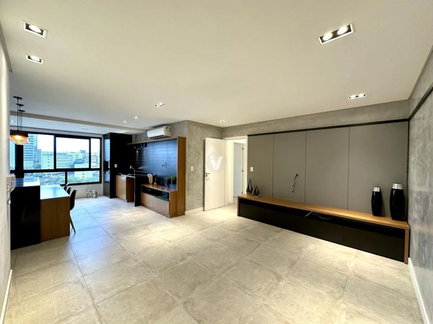 Apartamento semimobiliado, com dois dormitórios, dois banheiros, sala de jantar
