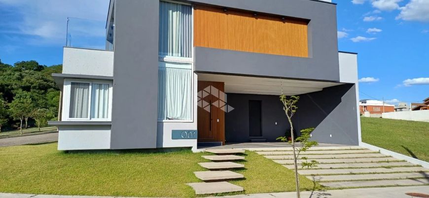 Casa a venda com 3 quartos 4 banheiros, 2 vagas de garagem, com espera para elevador interno no bair