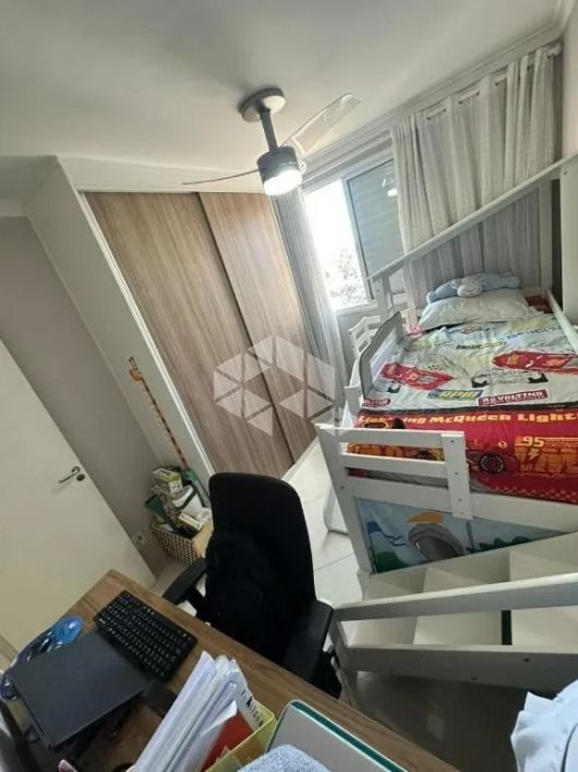Apartamento de 2 dormitórios, 1 suíte, 1 vaga, armários planejados, em andar alto.