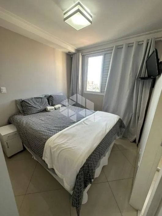 Apartamento de 2 dormitórios, 1 suíte, 1 vaga, armários planejados, em andar alto.