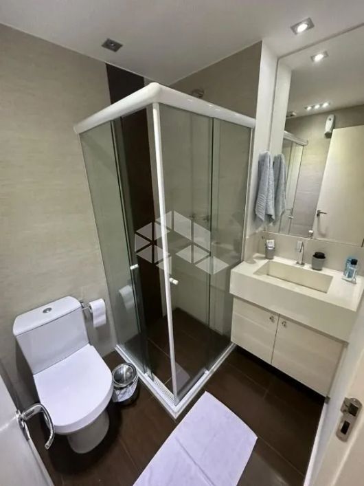 Apartamento de 2 dormitórios, 1 suíte, 1 vaga, armários planejados, em andar alto.