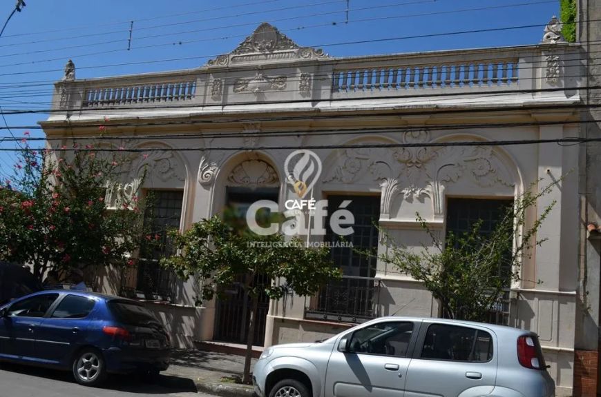 Casa com 2 dormitórios e garagem.