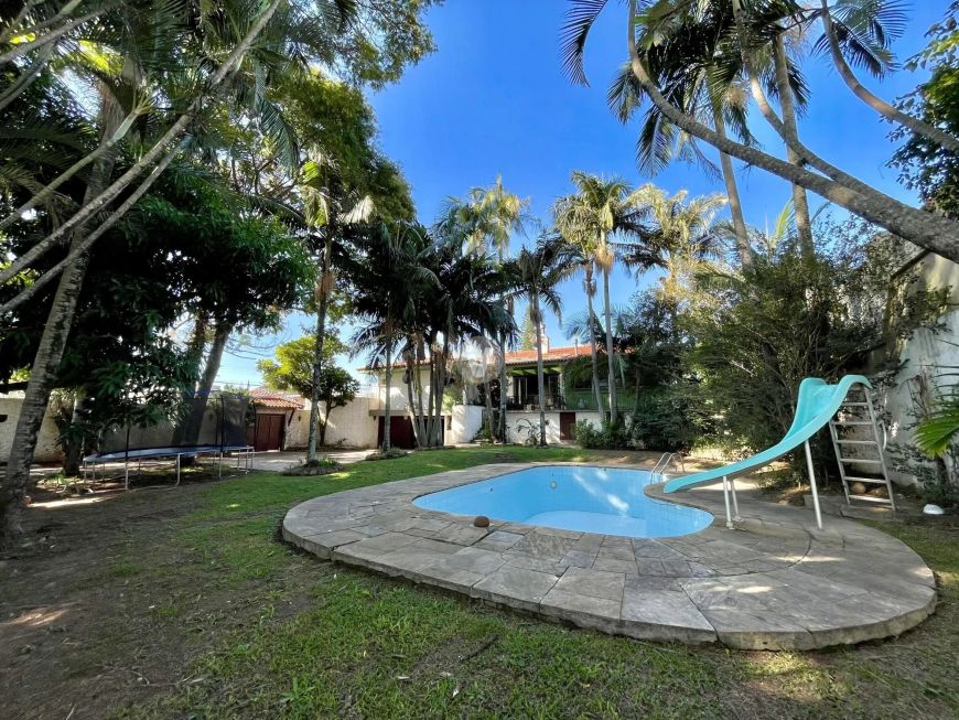 "Clássico e Deslumbrante: Casa dos Sonhos com Piscina e Jardim no Bairro Patrona