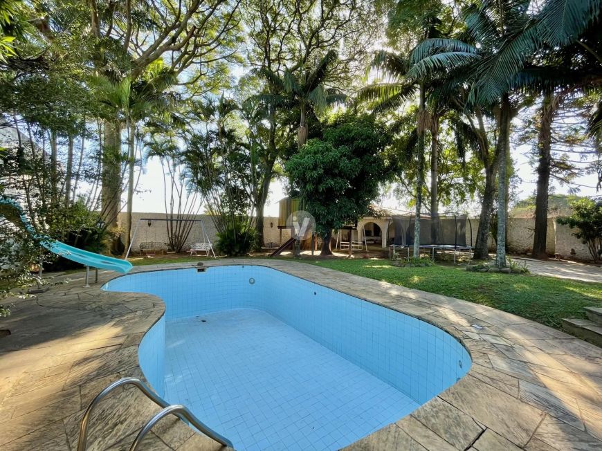 "Clássico e Deslumbrante: Casa dos Sonhos com Piscina e Jardim no Bairro Patrona