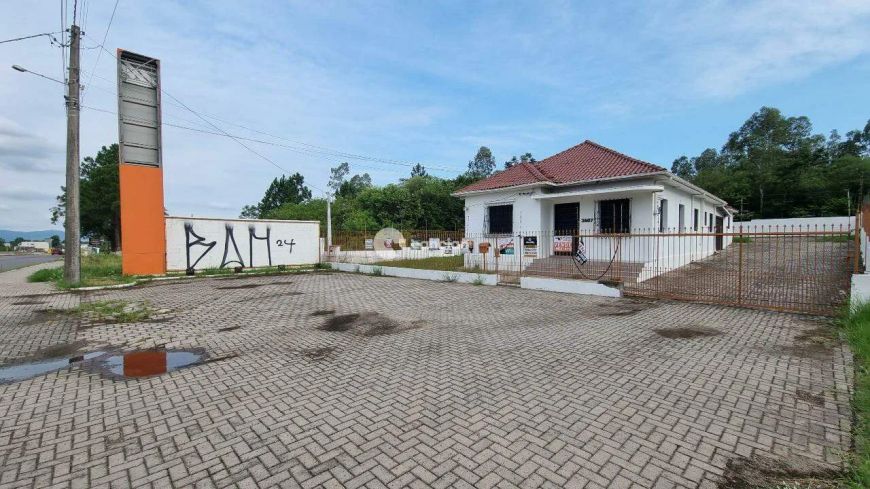 CASA EM LOCALIZAÇÃO PRIVILEGIADA – VISIBILIDADE MÁXIMA NA BEIRA DA FAIXA