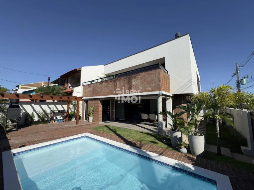 Belíssima casa de esquina em bairro nobre! Venda de PORTEIRA FECHADA
