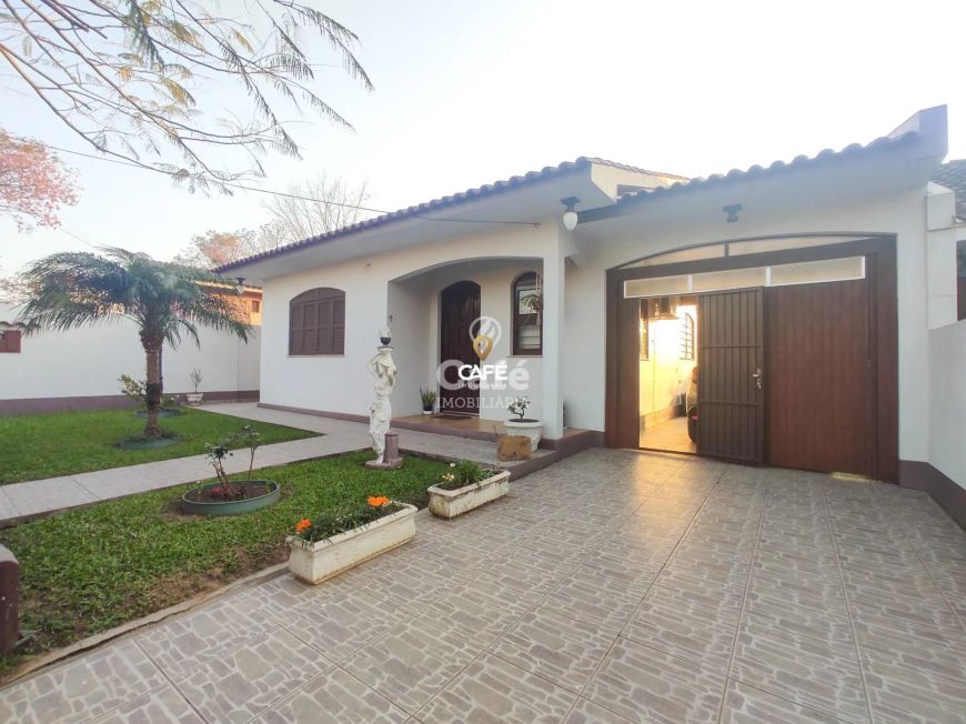 Casa térrea com 2 dormitórios, sendo uma suíte, excelente pátio com 2 garagens e