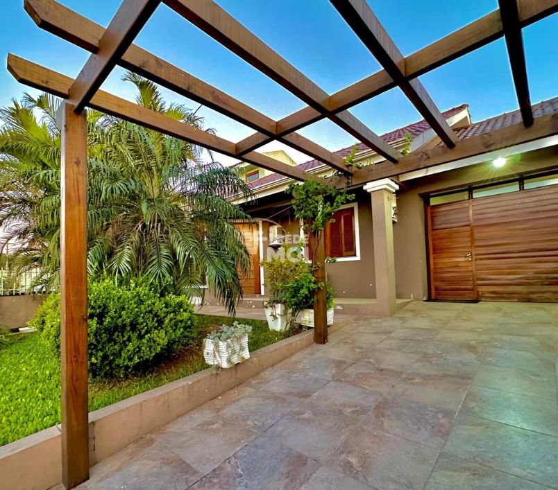Excelente Casa Semi Mobiliada com 3 Dormitórios com espaço gourmet, próximo ao C