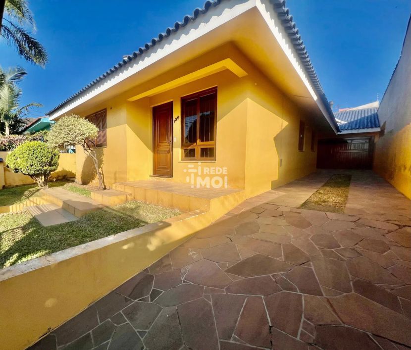 CASA COM TRÊS DORMITÓRIOS, PÁTIO E GARAGEM
