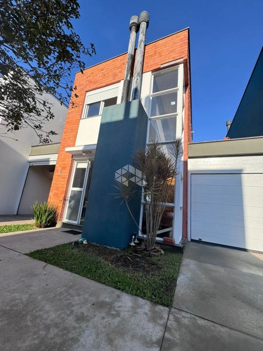 Casa com 2 dormitórios com suíte à venda em Condomínio Fechado em Santa Maria