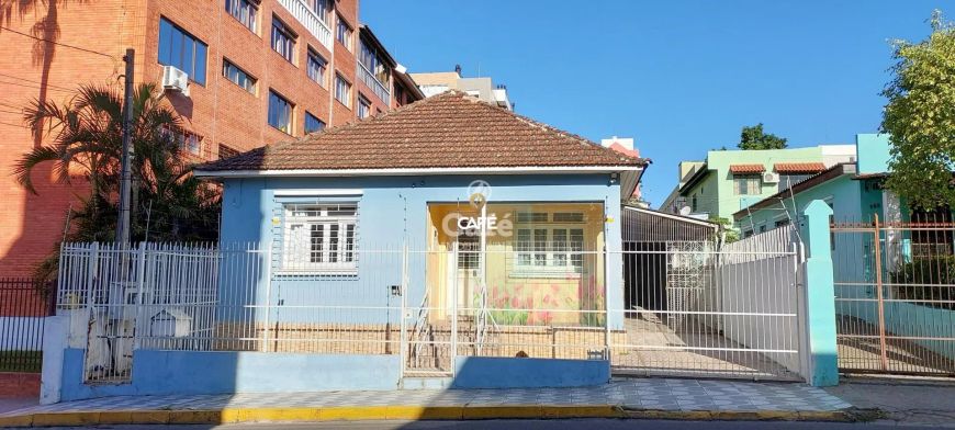 Casa central com amplo terreno