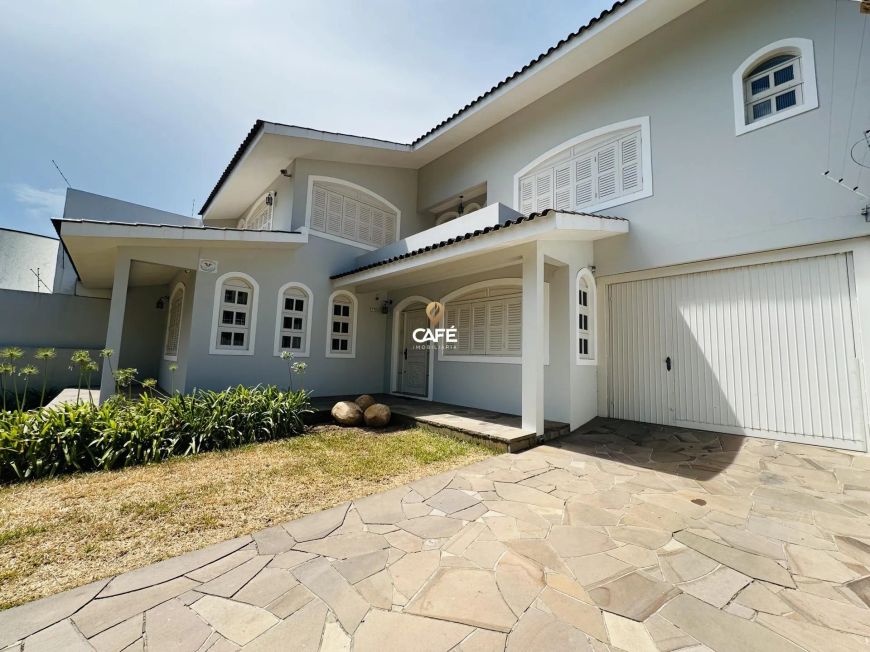 Casa à venda 4 dormitórios, 2 suítes com piscina no bairro Lourdes