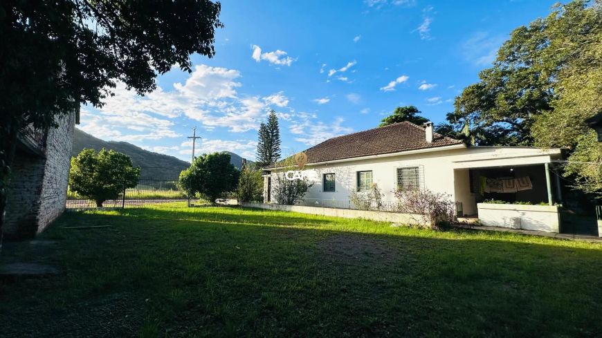 Residência e pavilhão com muita natureza próximo a UFSM