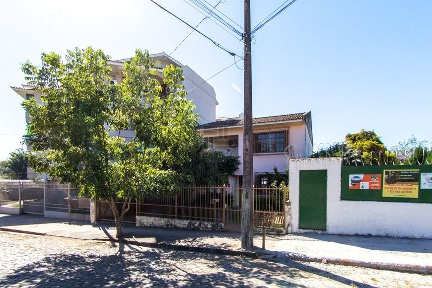 CASA 3 DORM COM 239,34 M², PÁTIO DE 400 M².