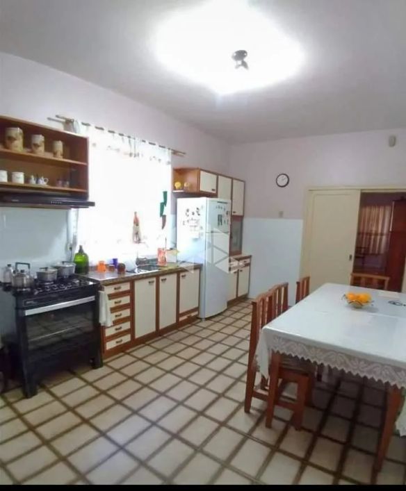 Casa com 03 dormitórios à venda no bairro Nossa Senhora do Perpétuo Socorro em Santa Maria, RS.