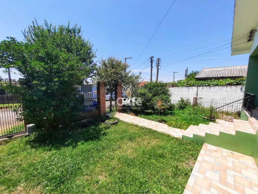 Ampla casa com 4 dormitórios, sala, cozinha, 2 banheiros e área com churrasqueir