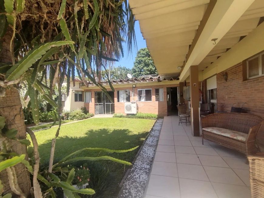 Casa com 4 quartos 5 banheiros à venda com vaga e piscina em Camobi, Santa Maria, pertinho da UFSM