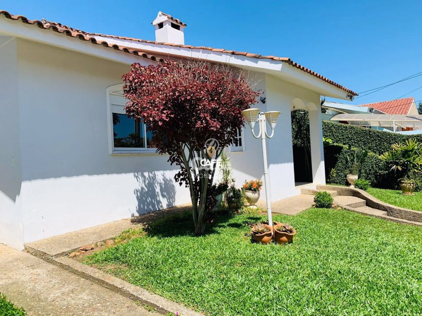 Casa semi mobiliada com 3 dormitórios, sendo uma suíte, lareira, área gourmet co