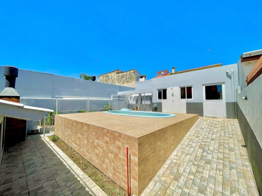 Casa com 3 quartos e piscina no Residencial Sarandi, bairro São José.