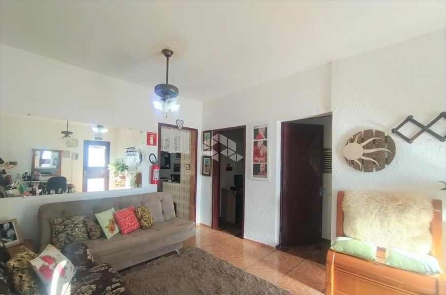 Casa Ampla de 3 dormitórios sendo 1 suíte. Garagem coberta 2 carros. Pátio frente e fundos.