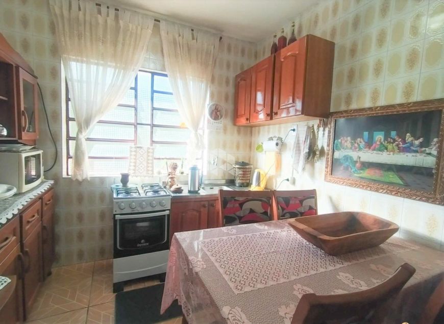Casa Ampla de 3 dormitórios sendo 1 suíte. Garagem coberta 2 carros. Pátio frente e fundos.