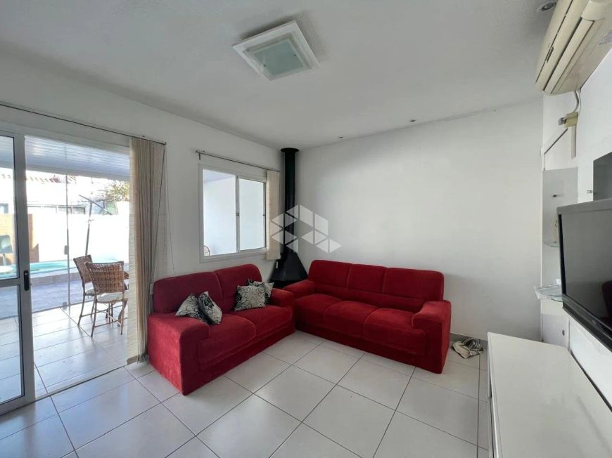 Casa com Suíte e Piscina à Venda - Condomínio Fechado Terra Nova