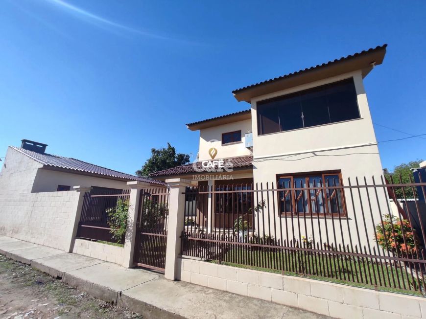 Linda Casa com 3 dormitórios, sendo 2 suítes, amplo pátio, piscina e salão de fe